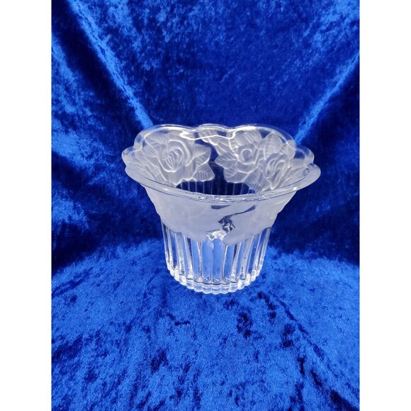 vintage 1980s frosted chrystal rose pattern potpourri/candy/candle bowl. - Picture 2 of 4